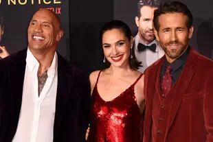 Dwayne Johnson, Gal Gadot y Ryan Reynolds, protagonistas de Alerta roja, muy sonrientes en la red carpet