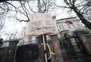 En las paredes de la embajada rusa en los Jardines del Palacio de Kensington, Gran Bretaña, se pueden ver carteles contra la guerra, para denunciar la invasión rusa de Ucrania. 