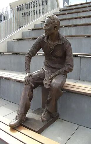 La estatua del fundador de Adidas, Adi Dassler