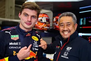 Max Verstappen, Masashi Yamamoto y el logotipo de Honda, marca que ya no acompaña a Red Bull.