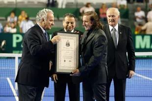 En Mar del Plata 2008, Francesco Ricci Bitti, por entonces presidente de la ITF, entregándole el Premio a la Excelencia en Copa Davis a Guillermo Vilas. 