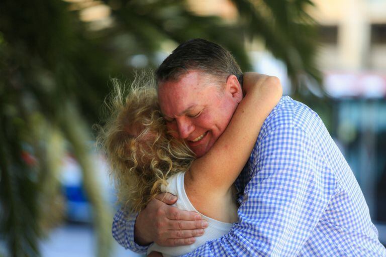 Lea y Bruce se encuentran en un después de 30 años del atentado a la Embajada de Israel. Ella se emociona hasta las lágrimas: "La vida te quita, pero también te da", dice. 