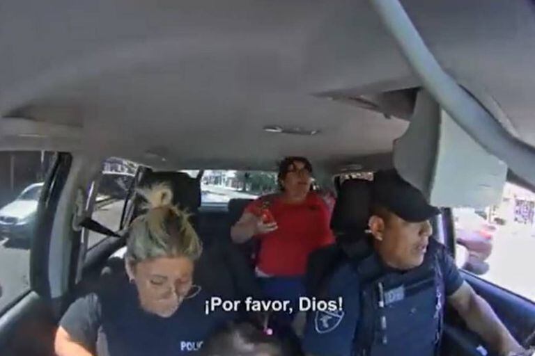 El efectivo de la policía de San Miguel conduce el patrullero hasta el hospital local mientras que su compañera realiza maniobras de RCP para que la beba reaccione