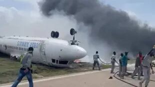 Los bomberos actuaron de inmediato ante el trágico hecho sucedido en Somalia
Foto: Reuters