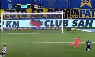 Sebastián Villa pica la pelota y convertirá el 2-2 de Boca ante River, en la Bombonera, por la Copa Diego Maradona