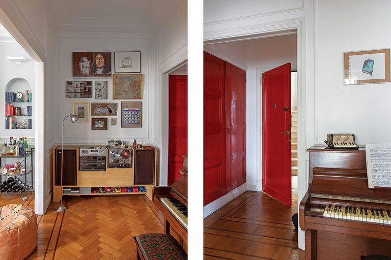 Foto de un hall de entrada con puerta y placard pintados en rojo, mueble hecho a medida para un antiguo equipo combinado y un piano alemán.