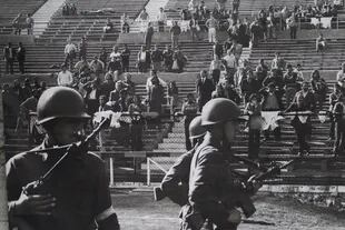 Una imagen del pasado: los detenidos de la dictadura, en las tribunas del estadio