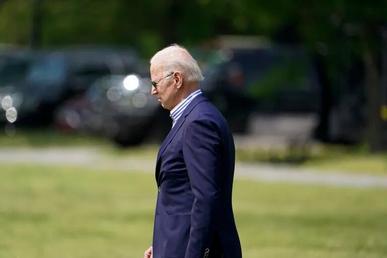 El presidente Joe Biden camina hacia Marine One en la Ellipse salida en la Casa Blanca, el 22 de mayo de 2021 en Washington.  (Foto AP / Alex Brandon)