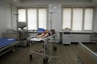 El cuerpo sin vida de una niña muerta durante un bombardeo en una zona residencial yace en un carro médico en el hospital de la ciudad de Mariupol, en el este de Ucrania, el domingo 27 de febrero de 2022.