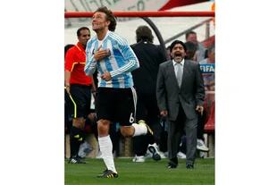 Gol de Heinze contra Nigeria, en el debut del Mundial 2010, en el Ellis Park Stadium de Johannesburgo..., detrás, Maradona; "El 90% de las charlas que teníamos eran de una permanente discusión", confía Heinze, que adoraba al Diez y no puede superar su muerte