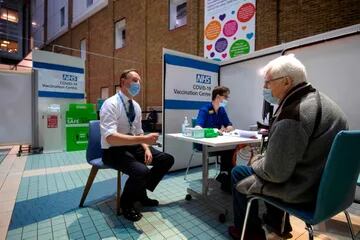 Simon Stevens, jefe de la NHS, habla con un paciente que será vacunado en Londres, Inglaterra