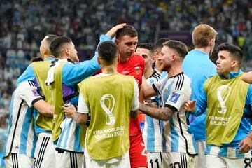 El saludo de los jugadores argentinos al "Dibu" Martínez