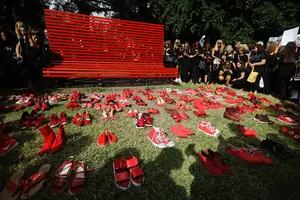 Cientos de mujeres marcharon vestidas de negro y con zapatos rojos en reclamo por las víctimas de Hamas