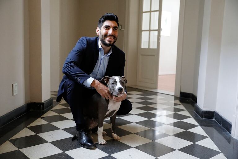 Facundo Moyano junto a su perro Vitto en los pasillos de Estrategia, una fundación desde donde impulsa medidas para el transporte