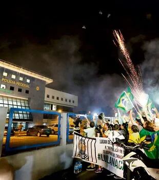 Anoche hubo festejos frente a la sede policial en la que quedó preso Lula, en Curitiba