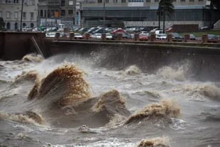 Die Wellen brechen in Montevideo gegen Rumble