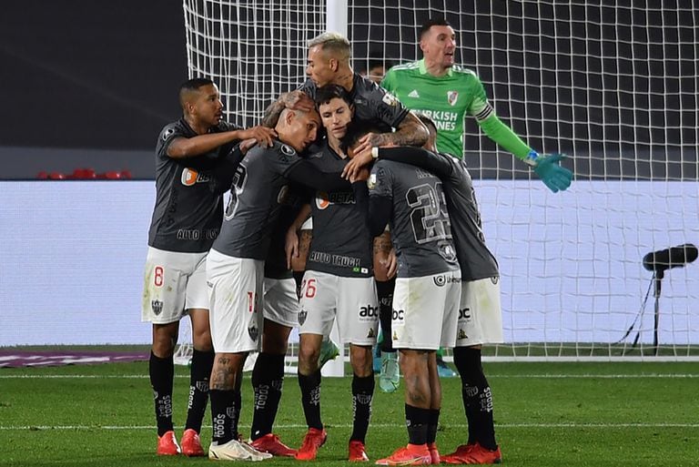 Los compañeros abrazan a Nacho Fernández luego de que le marcara un gol a River esa noche en el Monumental
