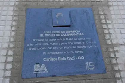 La placa conmemorativa que fue colocada en la calle Olleros al 3900