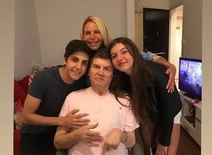 Carlos Calvo junto a su hijo mayor, Facundo, su hija Abril y Carina Galucci