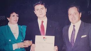 Enrique Peña Nieto, junto a sus padres cuando recibió el diploma. Foto: Instagram