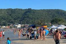 Ya ascienden a 16.000 los casos de gastroenteritis en Florianópolis y otras ocho playas