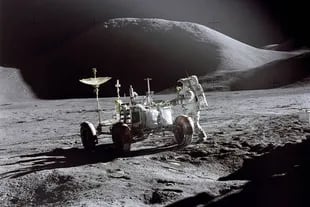 Un astronauta de la misión Apolo 15 (1971) realiza tareas en la superficie lunar.
