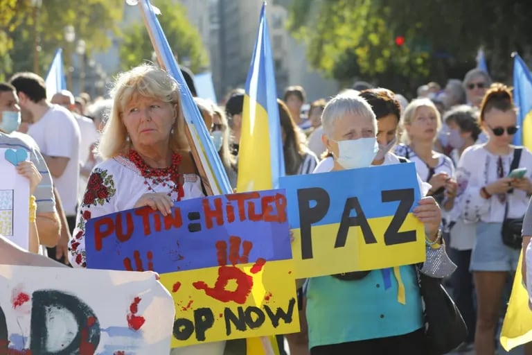 Cientos de personas se movilizaron desde la Plaza de Mayo hasta el Obelisco contra el ataque de Rusia a Ucrania