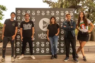 Matías Martin junto a sus compañeros de radio Urbana Play: Andy Kusnetzoff, María O'Donnell, Sebastián Wainraich y Julieta Pink