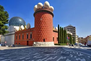 En Figueres, el curioso Teatro-Museo Salvador Dalí, diseñado por el artista