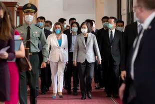 En esta imagen distribuida por la oficina presidencial de Taiwán, la presidenta de la Cámara de Representantes de Estados Unidos, Nancy Pelosi (centro, izquierda), y la presidenta de Taiwán, Tsai Ing-wen, antes de una reunión en Taipéi, Taiwán, el 3 de agosto de 2022. (Oficina Presidencial de Taiwán vía AP)