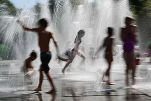 Ola de calor, Los niños se refrescan en una fuente en Colmar, este de Francia, el 15 de junio de 2022
