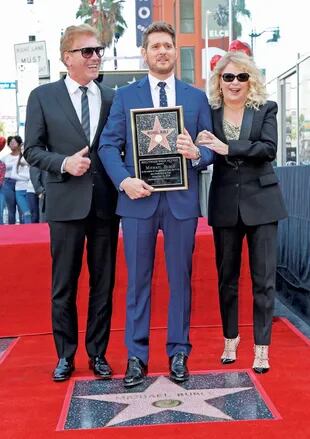 El 16 de noviembre, en una ceremonia cargada de emoción, Michael Bublé (que lleva vendidos más de sesenta millones de discos) descubrió su estrella en el Walk of Fame de Hollywood. Allí estuvo acompañado por sus padres, Lewis y Amber Bublé y su gran amor, Luisana.