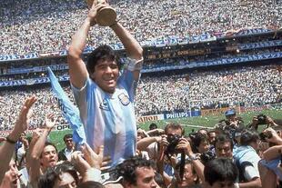 Maradona en su momento de mayor gloria: cuando lideró a la selección en el Mundial de México, el último que ganó Argentina.