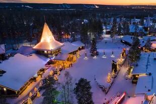 Una vista aérea y nocturna de Santa Clauss Village, un lugar que está abierto todo el año