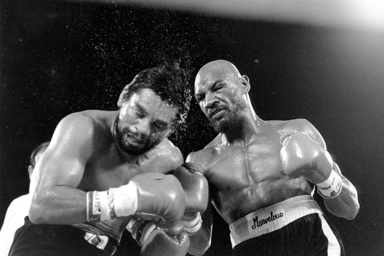 Hagler golpea al panameño Roberto "Mano de Piedra" Durán, en noviembre de 1983 en Las Vegas; ganó el norteamericano.