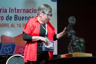 La escritora cordobesa, Premio Hans Christian Andersen 2012, recibió una escultura de Ricardo Carpani por su labor en defensa de las bibliotecas populares