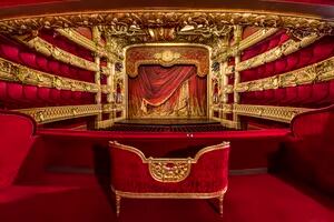 Así quedó un palco de lujo de un emblemático teatro de París que convirtieron en un dormitorio