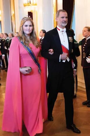 Del brazo de Felipe VI, que fue en solitario, la princesa Amalia entró en el salón luciendo un espectacular vestido con capa confeccionado en seda.
