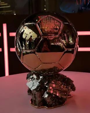 El séptimo Balón de Oro de Lionel Messi, uno de los que luce en sus vitrinas