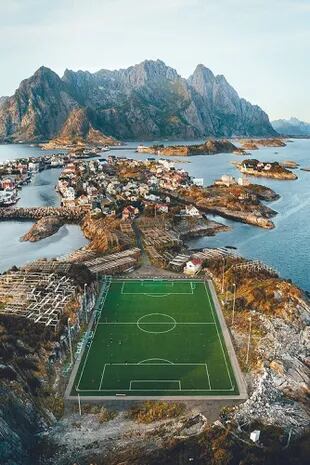 El estadio Henningsvær, en una villa pesquera de las Islas Lofoten; el deporte llega a todas partes en Noruega
