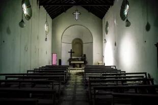 Aunque la mayoría de los elementos fueron retirados, la capilla se conserva en buen estado y mantiene los bancos, el altar, la pila bautismal y el confesionario