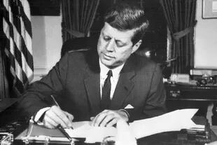 En esta foto de archivo tomada el 24 de octubre de 1962 el presidente estadounidense John Fitzgerald Kennedy firma la orden de bloqueo naval de Cuba, en la Casa Blanca, Washington DC, durante la crisis de los misiles cubanos