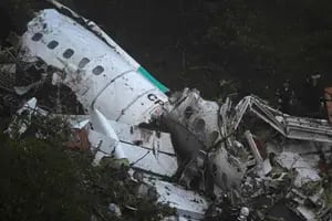 Rusia revela imágenes del avión que se estrelló en una zona rural en medio de las acusaciones cruzadas con Ucrania