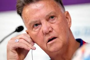 El técnico holandés Louis van Gaal ajusta un dispositivo de audio durante una conferencia de prensa en la víspera del partido contra Argentina en la final de la Copa del Mundo.  Doha, Qatar, jueves 8 de diciembre de 2023. (Foto AP/Eugene Hoshiko)