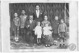 Miguel Borga y su esposa Rosa Peretti con sus siete hijos varones, del menor de los cuales ha sido padrino el Presidente de la República