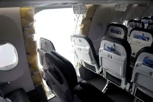 El terror que pasó el pasajero sentado junto a la puerta del avión de Alaska Airlines