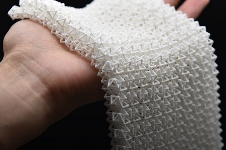 Una vista de la tela que logra pasar del estado flexible a rígido gracias a un polímero creado con una impresora 3D