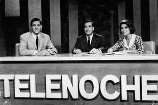 Andrés Percivale, Tomas Eloy Martinez y Mónica Cahen D´Anvers (por entonces Mihanovich), en el primer Telenoche 