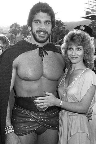 Lou Ferrigno cumplió todos sus sueños: en la imagen posa en 1983 junto a su esposa Carla Green, en la premiere de la película que siempre anheló protagonizar, El desafío de Hércules