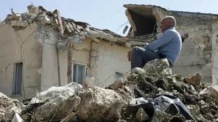 Un hombre aún en shock al día siguiente del terremoto de 2009